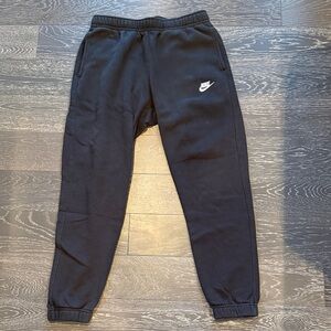 Nike Club Men's Black Fleece Cuffed Sweatpants